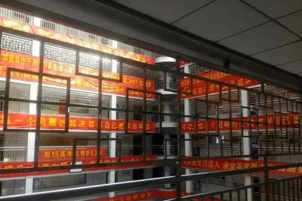 Bên ngoài hành lang là hàng loạt khẩu hiệu, biểu ngữ cổ vũ tinh thần cho học sinh trước kỳ thi. (Nguồn: xinhuanet.com).