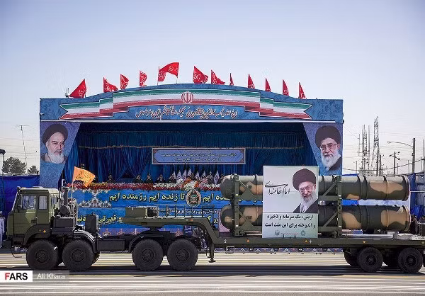 Trong ảnh, xe chở đạn dự trữ tổ hợp tên lửa S-300PMU2 duyệt binh. Iran thường có chuyền thống kheo tuốt tuột các thành phổ tổ hợp tên lửa thay vì thường chỉ triển khai bệ phóng như duyệt binh Nga hay Triều Tiên, Trung Quốc. Nguồn ảnh: Fars