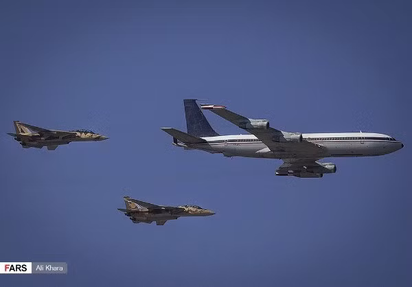 Máy bay tiêm kích F-14A Tomcat bay cùng máy bay tiếp dầu Boeing 707. Nguồn ảnh: Fars
