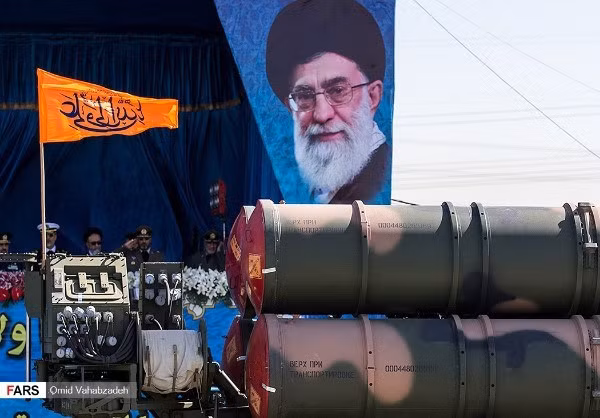 Quân đội Iran nhận S-300PMU2 vào năm 2016 sau thời gian rất dài trì hoãn do lệnh cấm vận từ Liên Hiệp quốc. Nguồn ảnh: Fars