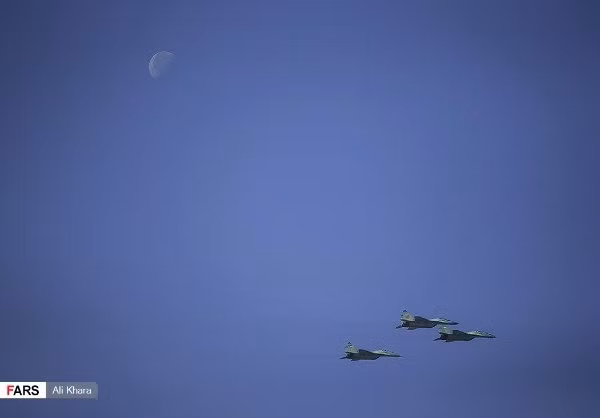 Biên đội 3 máy bay tiêm kích MiG-29 diễu qua quảng trường. Nguồn ảnh: Fars