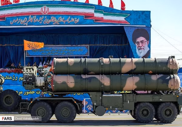 Hệ thống phòng không S-300PMU2 được đánh giá là sẽ tăng cường sức mạnh cho bộ đội phòng không Iran, giúp đối phó hiệu quả các cuộc tập kích đường không bằng máy bay ném bom, tên lửa hành trình tiềm tàng từ Mỹ và Israel. Nguồn ảnh: Fars