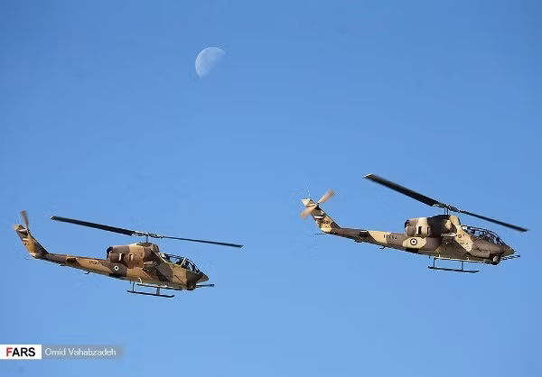 Hôm 18/4, Quân đội Iran đã tiến hành cuộc duyệt binh lớn nhân kỷ niệm Ngày Quân đội (Army Day) với sự tham giả của nhiều đơn vị gồm cả lượng lớn vũ khí khí tài hiện đại trên không và trên bộ. Nguồn ảnh: Fars