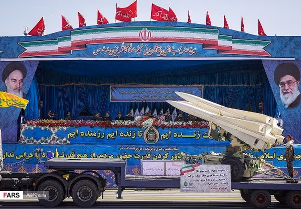 Ngoài S-300PMU2, trong cuộc duyệt binh, Iran còn giới thiệu hệ thống tên lửa phòng không tầm trung nội địa Mersad có hình dạng giống tổ hợp MIM-23 HAWK của Mỹ. Nguồn ảnh: Fars