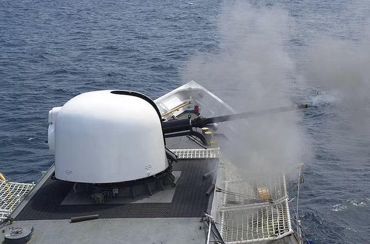 Dù là tàu tuần tra, tuy nhiên với dải rộng các nhiệm vụ bao gồm cả chống hải tặc, Hamilton được trang bị hệ thống vũ khí hạng trung, chủ yếu là pháo, không có tên lửa. Cụ thể, đa số các tàu Hamilton đều được trang bị pháo hạm tự động Otobreda 76,2mm phiên bản Mk45 có tốc độ bắn khoảng 85 phát/phút, tầm bắn 15-16km. Nguồn ảnh: Wikipedia