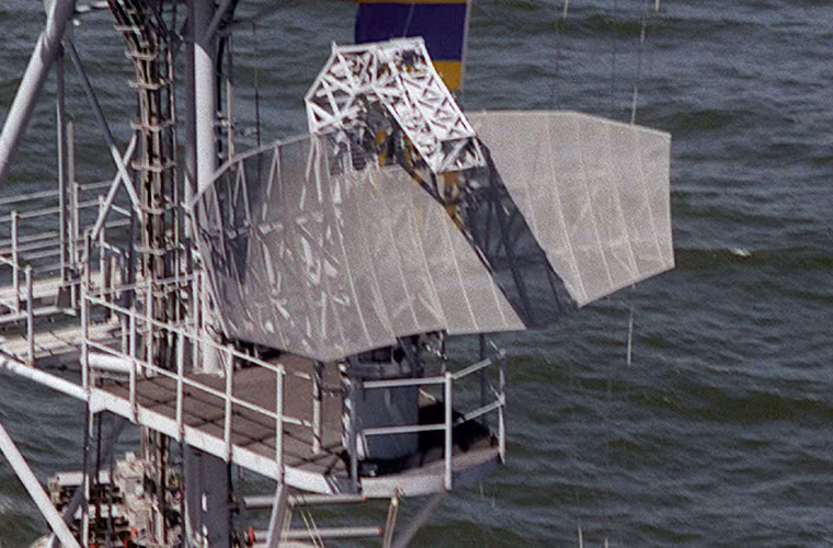 Ngoài vũ khí, Hamilton cũng được trang bị hệ thống radar cảnh giới đường không 2 tham số AN/SPS-40 có tầm trinh sát 400km. Nguồn ảnh: Wikipedia