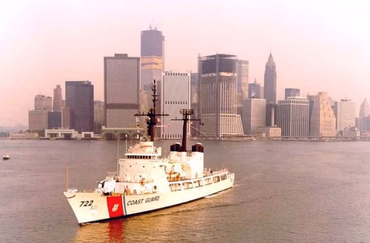 Đáng lưu ý, theo DSCA, Việt Nam đã đề nghị mua lại 3 tàu tuần tra của Mỹ, tuy nhiên Washington chỉ phê duyệt một chiếc vào ngày 3/10/2016. Như vậy, Việt Nam gần như chắc chắn sắp có thêm một tàu tuần tra cỡ lớn trong biên chế. Có thể, nó sẽ được trang bị cho lực lượng Cảnh sát biển Việt Nam (Vietnam Coast Guard – VCG) nhằm tăng cường khả năng bảo vệ vùng đặc quyền kinh tế biển (EEZ) rộng lớn trên Biển Đông. Nguồn ảnh: Wikipedia