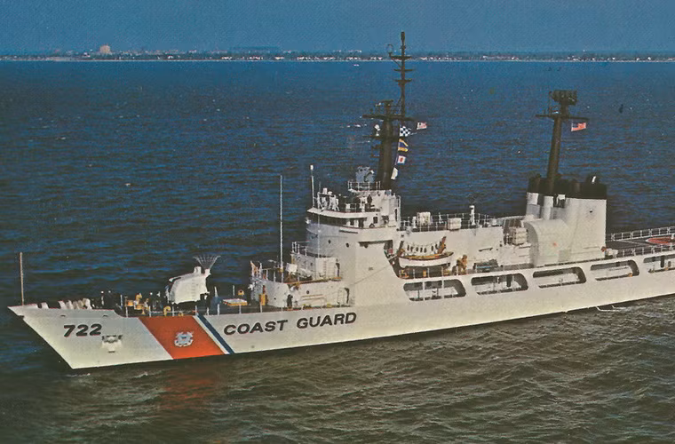 Kể từ đầu những năm 1990, Mỹ bắt đầu lên phương án thay thế dần các tàu tuần tra lớp Hamilton bằng mẫu thế hệ mới lớp Legend. Các tàu Hamilton sau khi ra khỏi biên chế sẽ được bán cho lại cho hải quân các nước. Ở Đông Nam Á, Hải quân Philippines đã mua được đến 3 chiếc tàu lớp Hamilton - chúng đã trở thành những tàu chiến lớn nhất của nước này. Nguồn ảnh: flick