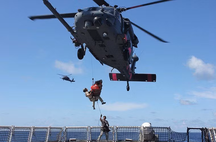 Ở đuôi tàu có sân bay nhỏ cùng hangar cho phép triển khai một trực thăng tuần tra. Nguồn ảnh: Wikipedia