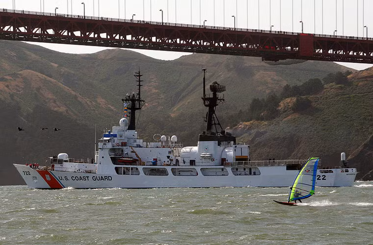 Những bước đầu tiên trong quan hệ hợp tác mua bán vũ khí giữa Mỹ với Việt Nam sau khi chính quyền Tổng thống Obama tuyên bố dỡ bỏ hoàn toàn lệnh cấm vận vũ khí sát thương với Việt Nam đang được triển khai. Cụ thể, theo mạng Navaltoday, Mỹ đã chấp thuận bán một chiếc tàu tuần tra lớp Hamilton có lượng giãn nước lên tới 3.200 tấn cho Việt Nam. Nguồn ảnh: Wikipedia