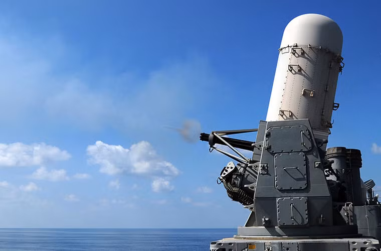 Đáng giá nhất là tổ hợp pháo phòng không cao tốc (CIWS) Phalanx được thiết kế chuyên nhiệm cho vai trò tiêu diệt tên lửa hành trình chống hạm, phòng không chống máy bay, trực thăng, UAV. Phalanx trang bị khẩu pháo 6 nòng cỡ 20mm có tốc độ bắn 4.500 phát/phút, tầm bắn xa nhất 3,5km. Tuy nhiên, có khả năng khẩu pháo này sẽ bị gỡ bỏ khi bán lại cho Việt Nam. Điều này cũng xảy ra với Hải quân Philippines. Nguồn ảnh: Wikipedia