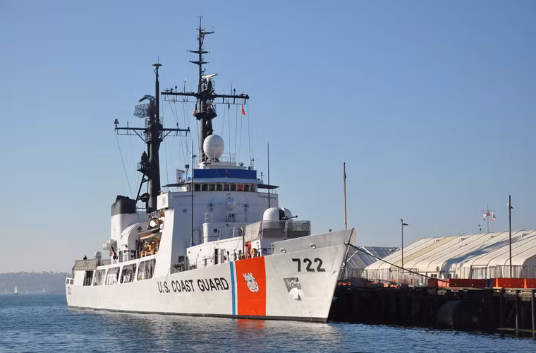 Con tàu được trang bị hai máy diesel và hai máy tuốc bin khí cho tốc độ tối đa đến 29 hải lý/h, dự trữ hành trình đến 22.531km, rất thuận lợi cho Việt Nam thực hiện hoạt động tuần tra dài ngày trên biển. Nguồn ảnh: flick