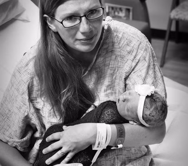 Sau khi các bác sĩ lấy con ra khỏi tử cung, hai vợ chồng đã tắm rửa, chải tóc, ôm, hôn và nói với bé những câu khiến người xung quanh không cầm được nước mắt.