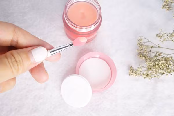 Nổi tiếng nhất phải kể đến dòng mặt nạ ngủ cho môi của một hãng mỹ phẩm Hàn Quốc. Đây cũng là sản phẩm đang bán chạy nhất hiện tại dù có mức giá không hề rẻ, khoảng 450k cho một hũ 20g. Đặc trưng của sản phẩm này là được chiết xuất từ việt quất, mâm xôi, dâu rừng nên rất giàu vitamin C và chất chống ôxy hóa.