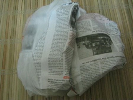 Không phải thầy lang nào cũng có khả năng điều trị vết rắn cắn. Do đó, nạn nhân cần được đưa đến bệnh viện để tiến hành các biện pháp cần thiết giúp loại bỏ tối đa độc tố, bảo đảm tính mạng. Bên cạnh đó, khi đã cấp cứu xong, bệnh nhân không nên tự ý đắp thuốc lạ lên vết thương có thể gây tình trạng nhiễm trùng, hoại tử, ảnh hưởng xấu đến sức khoẻ.