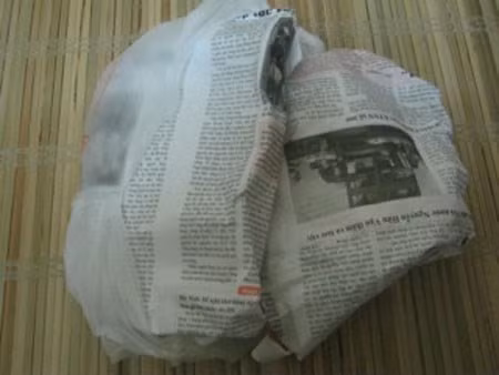 Không phải thầy lang nào cũng có khả năng điều trị vết rắn cắn. Do đó, nạn nhân cần được đưa đến bệnh viện để tiến hành các biện pháp cần thiết giúp loại bỏ tối đa độc tố, bảo đảm tính mạng. Bên cạnh đó, khi đã cấp cứu xong, bệnh nhân không nên tự ý đắp thuốc lạ lên vết thương có thể gây tình trạng nhiễm trùng, hoại tử, ảnh hưởng xấu đến sức khoẻ.