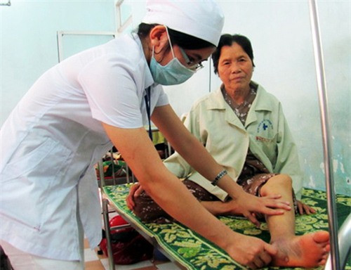 Tháng 12/2014, bà Võ Thị Tẻ (69 tuổi, xã Cát Hưng, huyện Phù Cát, Bình Định) được đưa đến Bệnh viện đa khoa tỉnh trong tình trạng chân trái sưng phù, huyết áp cao, từ vị trí vết thương lên đến giữa đùi bị xuất huyết bầm tím.