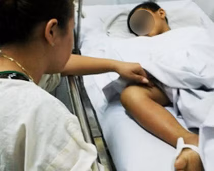 Trước đó, hồi tháng 7 năm nay, bé N.T.V. (9 tuổi, ngụ tại Tiền Giang) bị rắn cắn khi đang trèo cây. Ngay sau đó, bé được đưa đến thầy lang tại địa phương để chích hút nọc độc rồi đắp thuốc. Tuy nhiên, diễn tiến sức khỏe bệnh nhân ngày càng xấu, vết thương sưng to, chảy máu, xuất huyết da nhiều vùng trên cơ thể… bệnh nhi rơi vào tình trạng lơ mơ, da xanh tái. Lúc này người nhà mới chuyển bé đến thẳng bệnh viện Nhi Đồng 1.