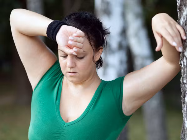 Vấn đề về tuyến giáp. Trong trường hợp suy giáp, các kích thích tố nữ cũng có thể bị thay đổi, dẫn đến khô âm đạo. Vì vậy, nếu bạn đang có các triệu chứng khác cùng với khô âm đạo như rụng tóc, dễ cáu, khô da và tăng cân thì bạn nên đi kiểm tra tuyến giáp.