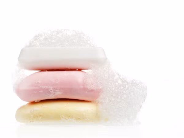 Dùng bánh xà phòng sát khuẩn. Một nguyên nhân khác dẫn đến âm đạo bị khô rát là dùng quá nhiều xà phòng sát khuẩn. Tắm rửa thường xuyên bằng xà phòng sát khuẩn có thể gây mất cân bằng độ pH, dẫn đến khô âm đạo. Ngoài ra, các chất hóa học có trong xà phòng có thể thâm nhập vào âm đạo và gây ra nhiều tổn hại.