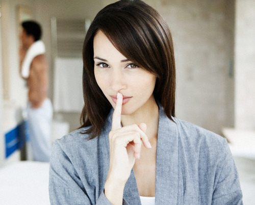 Một số màng trinh có độ đàn hồi rất cao, dẫn đến tình huống “tình ngay lý gian”. Trong một hay vài lần giao hợp đầu tiên, màng chắn này vẫn còn nguyên vẹn. Thậm chí, có trường hợp sau khi sinh nở, nó vẫn… được bảo toàn.