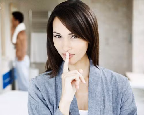 Một số màng trinh có độ đàn hồi rất cao, dẫn đến tình huống “tình ngay lý gian”. Trong một hay vài lần giao hợp đầu tiên, màng chắn này vẫn còn nguyên vẹn. Thậm chí, có trường hợp sau khi sinh nở, nó vẫn… được bảo toàn.