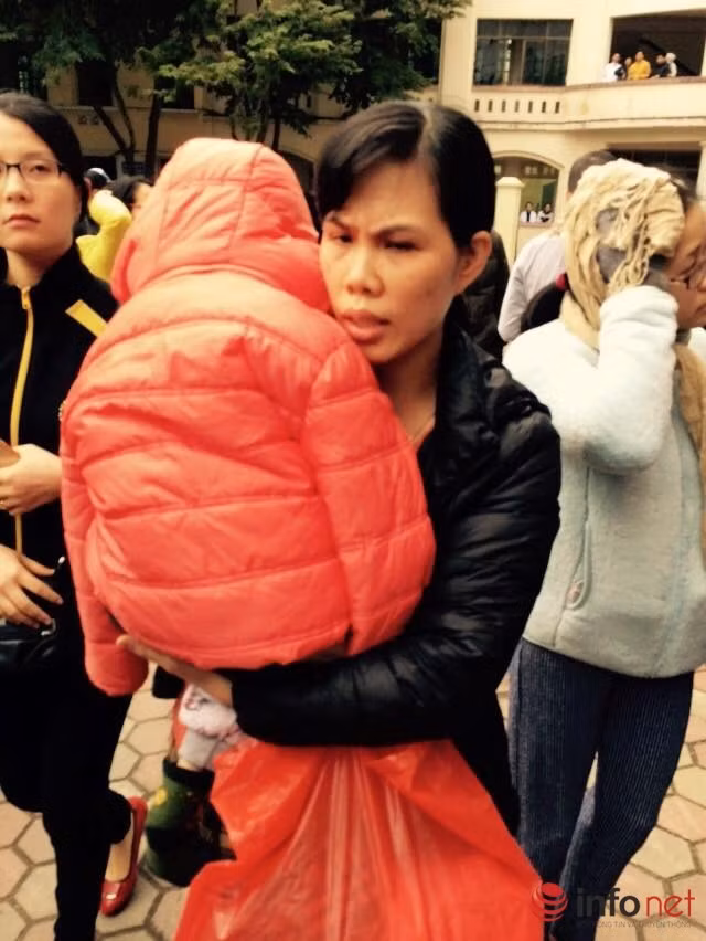 Nhiều người cho biết, vì họ không có trẻ đi cùng nên không được tiêm chủng, họ vội về bế con đến. Trong tiết trời gió rét, nhiều người phải bọc con trong ni lông, trông rất thương.