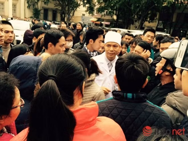 Thấy bác sĩ ra, người dân quây kín đòi phải tiêm.