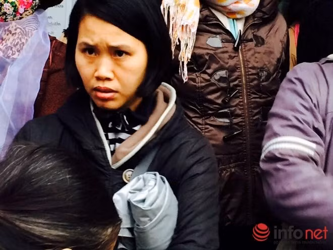 Khuôn mặt lo âu, hoang mang của người phụ nữ này khiến không ít người tò mò về chuyện đang xảy ra.