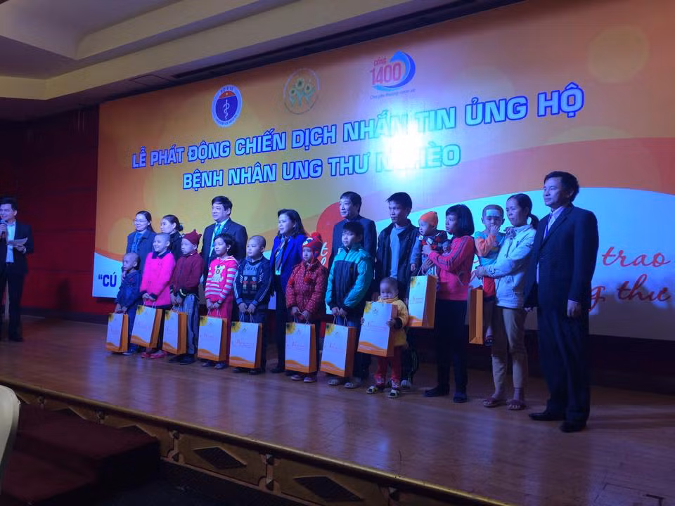 Phat dong chien dich nhan tin ung ho benh nhan ung thu ngheo-Hinh-2