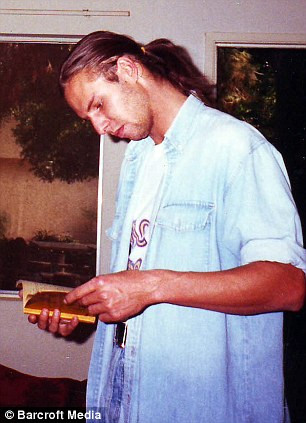 Vốn là một anh chàng khá điển trai, tuy nhiên Monique Allen đến từ Los Angeles, Mỹ đã quyết định phẫu thuật chuyển giới để được sống thật với giới tính của mình. Tuy nhiên, trải qua 200 lần phẫu thuật, nhan sắc của cô được đánh giá là thảm hoạ.