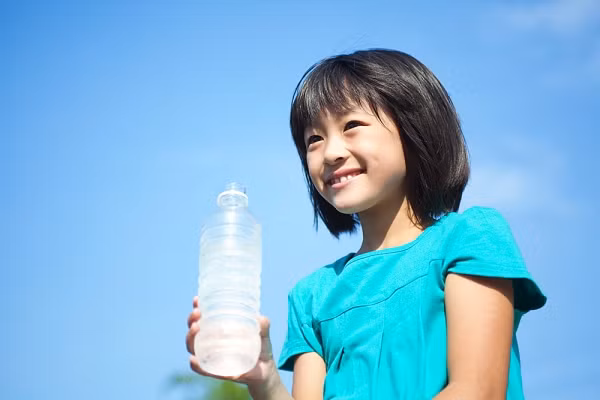 Nếu dùng nước đóng chai tránh nước có gas vì có nhiều natri. Ngoài ra không nên thêm muối vào nước khi luộc mì ống …hay để làm trắng rau.