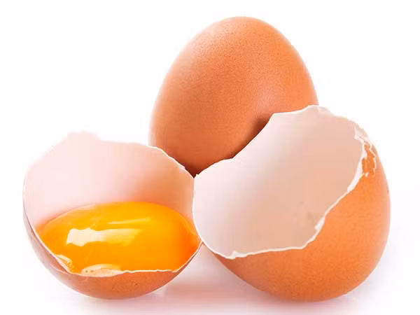 Trứng gà. Trong năm 2015 cũng từng có khiếu nại của nhiều người dân TQ về tình trạng trứng giả. Các hóa chất được sử dụng trong công nghệ sản xuất trứng giả bao gồm axit alginic, gelatin, clorua canxi, màu nhân tạo...Khi ăn phải loại trứng giả này có thể gây mất trí nhớ và tổn thương não.