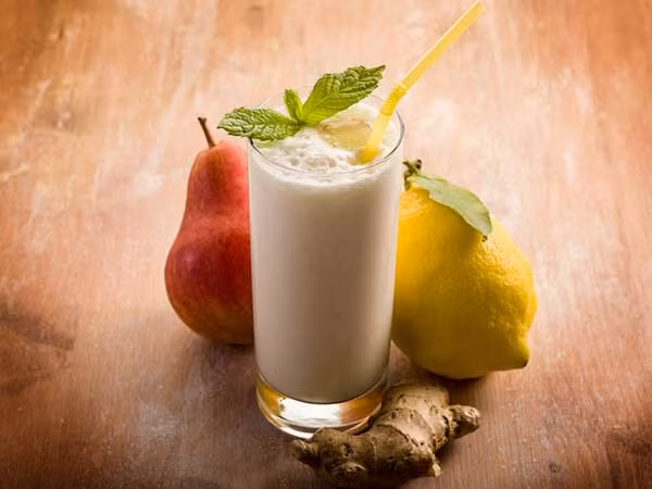 Sinh tố gừng, lê. Gừng là gia vị tốt cho sức khỏe thường được thêm vào các món ăn để tăng cường sức đề kháng. Kết hợp gừng với lê sẽ tạo thành món sinh tố trái cây giúp cho cơ thể tăng năng lượng, giữ ấm hiệu quả trong những ngày đông.