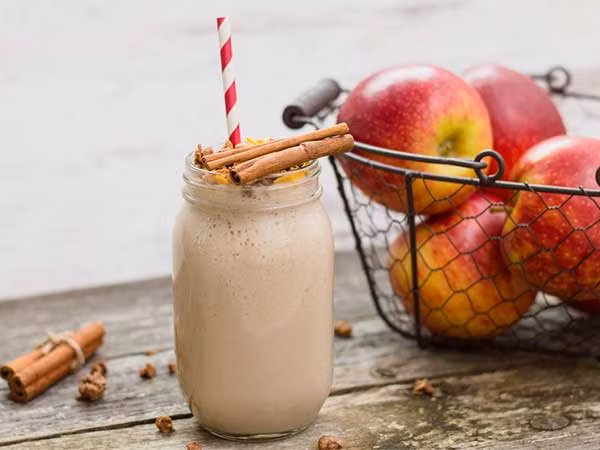 Táo và quế. Táo rất giàu vitamin C và các chất dinh dưỡng khác. Xay 1 cốc sinh tố táo, rắc thêm một nhúm bột quế để tăng hương vị cho đồ uống này. Ngoài việc giúp giữ ấm cơ thể, loại sinh tố này còn giúp bạn tiêu mỡ thừa hiệu quả.