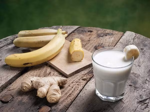 Sinh tố gừng chuối. Gừng và chuối kết hợp với nhau có thể tạo nên loại đồ uống giàu năng lượng. Gừng có đặc tính chống viêm giúp loại bỏ nguy cơ gây bệnh nhiễm trùng, đồng thời giúp tạo ra nhiệt trong cơ thể. Chuối chứa kali và rất giàu năng lượng, giúp bạn luôn cảm thấy ấm áp.