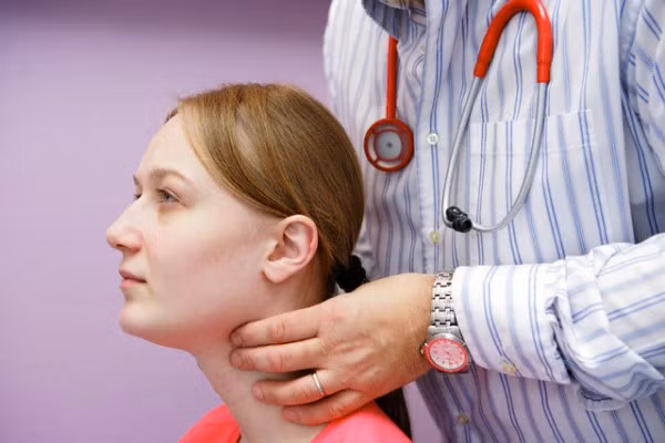 Suy giáp. Các tuyến giáp có liên quan mật thiết với nhiệt độ của cơ thể. Khi nó bị rối loạn, các chức năng cơ thể hoạt động chậm lại, bạn sẽ gặp phải các triệu chứng như mệt mỏi, táo bón, tăng cân và cảm giác luôn bị lạnh, đặc biệt ở đầu các ngón tay, ngón chân. Suy giáp thường gặp nhất ở phụ nữ và những người trên 50 tuổi.