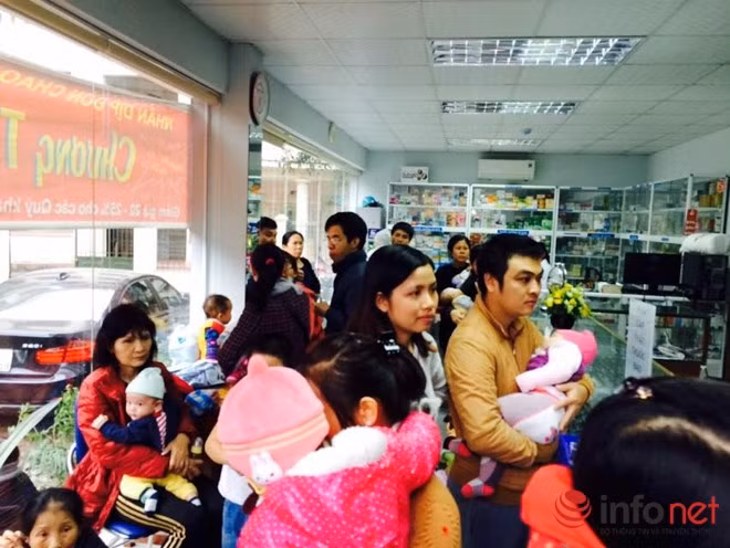 Gió lạnh ở sân ký túc xá Mễ Trì khiến nhiều trẻ và bà mẹ phải co mình vì rét, tìm chỗ trú.