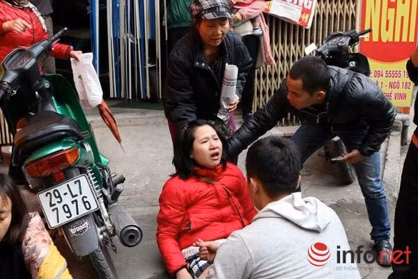 Người phụ nữ ngất khi thông báo hoãn tiêm. Đây là lần đầu tiên phải hoãn tiêm vì hỗn loạn. Công an phường phát loa yêu cầu người dân bình tĩnh nhưng biện pháp này không đủ đảm bảo an ninh nên phòng tiêm đã dừng tiêm. Điều này khiến làn sóng người dân càng bức xúc.