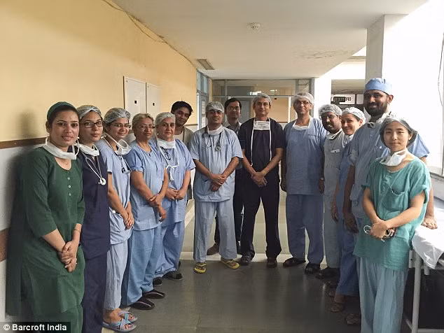 Tiến sĩ Ravi Kanojia với sự hỗ trợ của bác sĩ phẫu thuật Nhi khoa Jai Kumar Mahajan cùng 30 bác sĩ khác đã mổ trong 8 giờ để tách cặp song sinh và đảm bảo mỗi bé phải có đầy đủ các cơ quan trọng yếu để sống một cuộc sống bình thường.