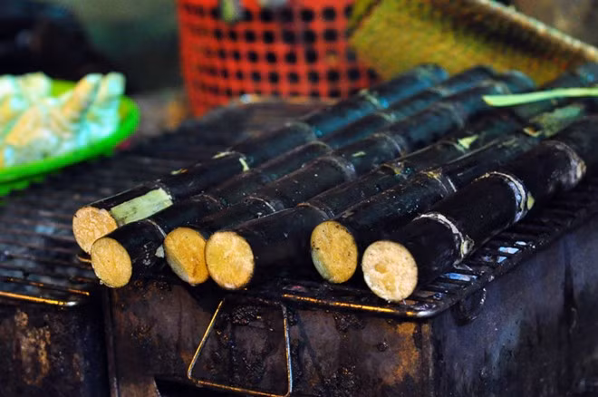 Nước mía nướng nóng là đồ uống sáng tạo mang đến cho bạn vị ngọt của mía và đặc biệt là vị thơm rất đặc biệt của mía nướng.