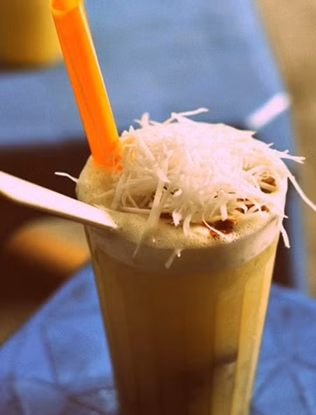 Chưa kể một số người còn tỏ ra thích thú khi thấy món dừa tươi được bào thành sợi mảnh đầy ăm ắp trên mặt cốc. Uống mía nóng kèm với dừa bùi bùi ngọt ngọt như thế thì còn gì bằng.