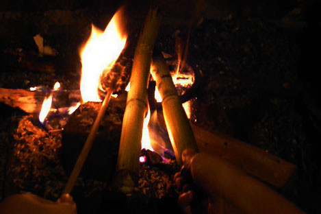 Nước mía nướng nóng có vị ngọt rất hấp dẫn và hương thơm đặc trưng rất thích hợp để thưởng thức trong mùa đông.