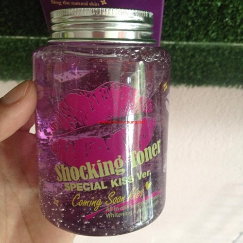 Nước hoa hồng dạng gel. Nếu như trước đây, sản phẩm toner dạng nước là sản phẩm thiết yếu hàng ngày giúp chị em cân bằng độ ẩm, làm sạch da. Thì việc xuất hiện toner dạng gel trong thời gian gần đây lại đang khiến chị em đổ xô đi tìm mua sản phẩm này.