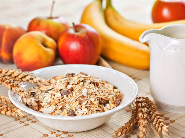 Thực phẩm chứa nhiều chất xơ. Các thực phẩm giàu chất xơ như yến mạch, ngũ cốc nguyên hạt, ngô, lúa mạch, lúa mì, trái cây, rau...có thể giúp làm sạch ruột hiệu quả. Những thực phẩm này có tác dụng làm tăng áp lực ruột. Chúng cũng giúp làm mềm phân bằng cách giữ nước trong ruột, từ đó giúp loại bỏ độc tố dễ dàng hơn.