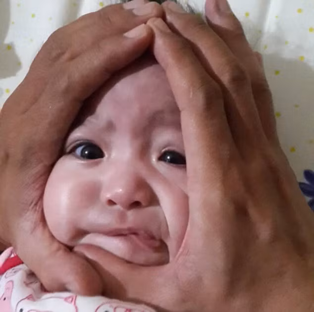 Bàn tay nắn bóp khuôn mặt em bé hệt như cách làm cơm nắm sushi của Nhật.