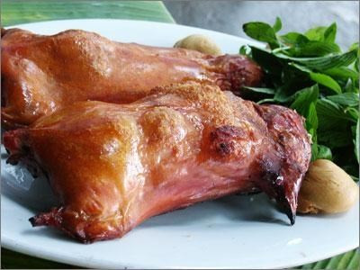 Dơi sống sau khi lột da, chặt đầu, bóc bỏ ngũ tạng, rửa sạch, người ta bằm cả thịt và xương dơi thật nhỏ. Sau đó bắc chảo lên bếp lửa. Khi chảo nóng, cho dầu hoặc mỡ vào. Dầu hoặc mỡ sôi thì cho thịt dơi bằm vào, xào với củ hành tím, tỏi, khế, rồi nêm gia vị vừa ăn.