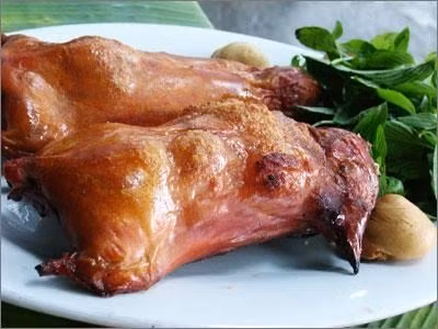 Dơi sống sau khi lột da, chặt đầu, bóc bỏ ngũ tạng, rửa sạch, người ta bằm cả thịt và xương dơi thật nhỏ. Sau đó bắc chảo lên bếp lửa. Khi chảo nóng, cho dầu hoặc mỡ vào. Dầu hoặc mỡ sôi thì cho thịt dơi bằm vào, xào với củ hành tím, tỏi, khế, rồi nêm gia vị vừa ăn.