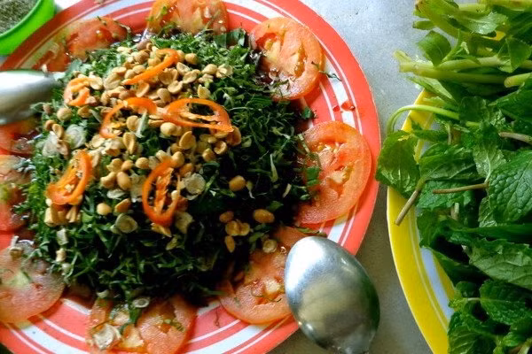 Một chiếc dĩa tinh tươm sắp sẵn cà chua xung quanh vành dĩa, cho đẹp, sẵn sàng cho số thịt dơi xào chín trên chảo xúc trải vun lên.