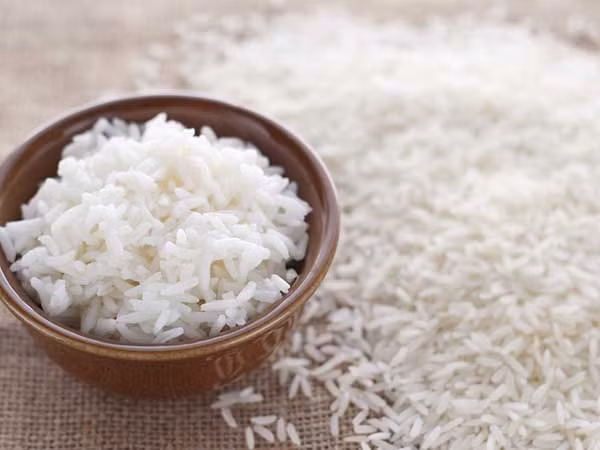 Gạo. Đây là một trong những thực phẩm làm rúng động dư luận thế giới với scandal gạo nhựa. Được biết, loại gạo nhựa này được làm từ nhựa và khoai tây. Khi ăn phải loại gạo giả này có thể làm tăng mức estrogen, gây ra các vấn đề về tiêu hóa, tổn thương não...